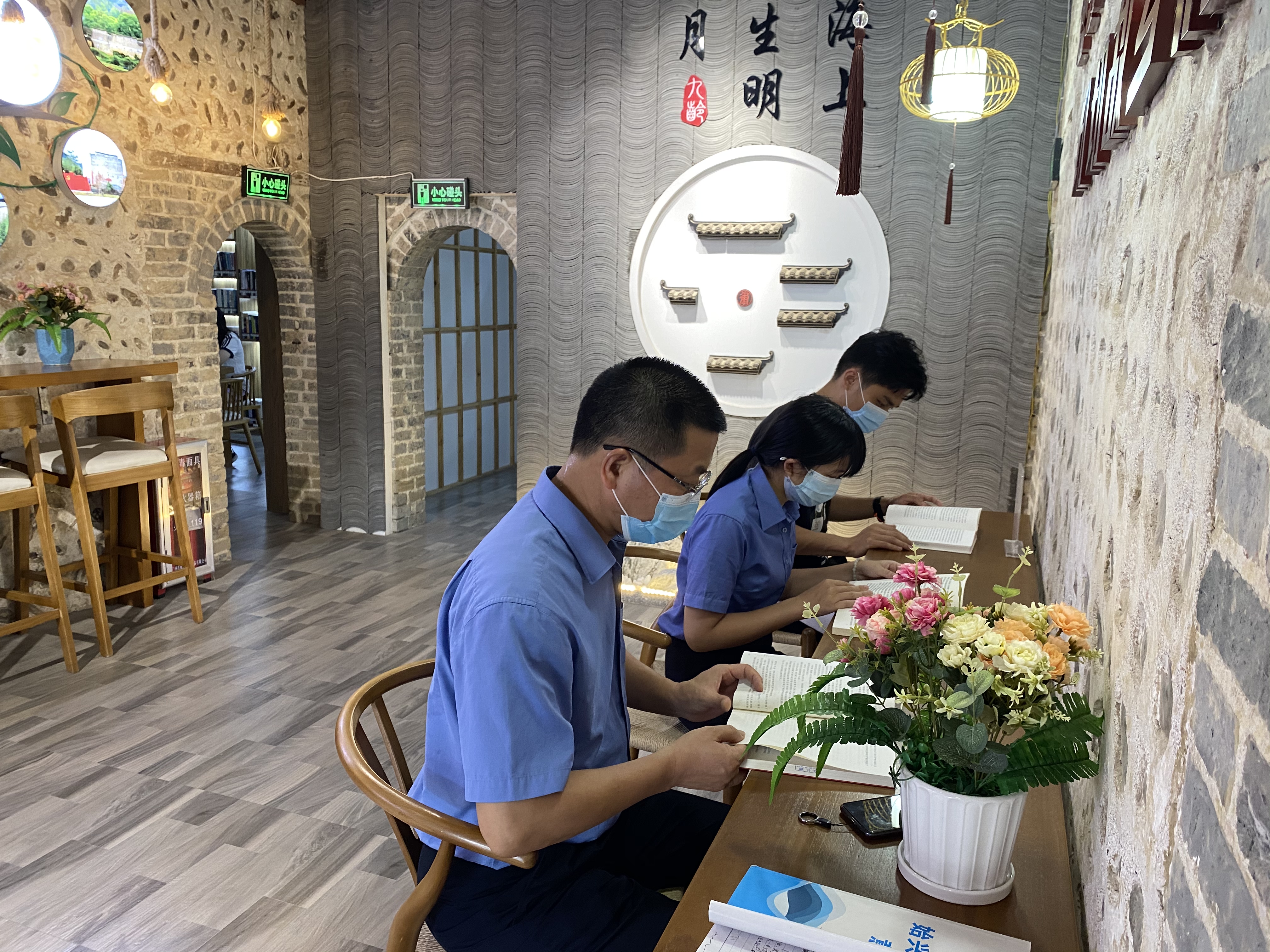 始兴县人民检察院第二党支部前往始兴围楼文化体验馆风度书屋开展主题