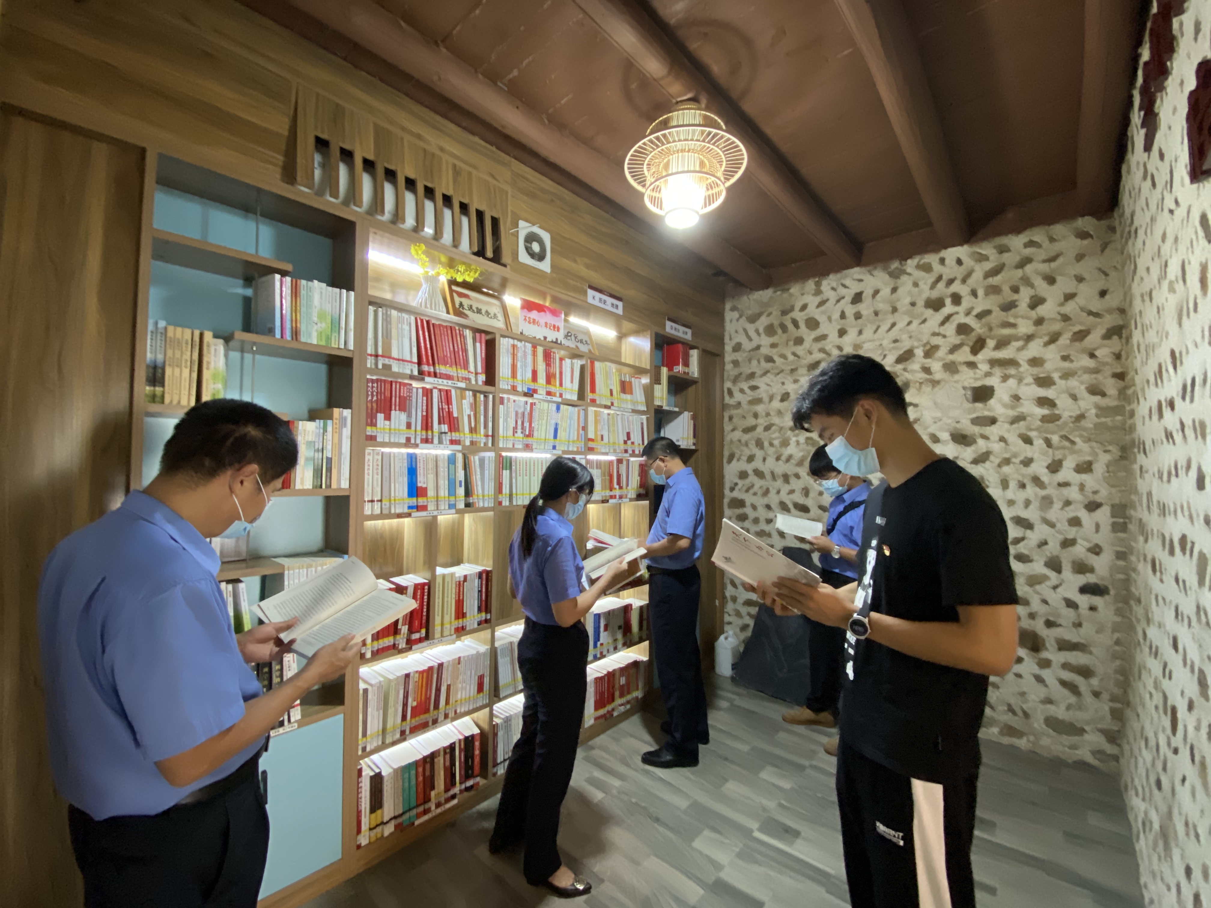 始兴县人民检察院第二党支部前往始兴围楼文化体验馆风度书屋开展主题